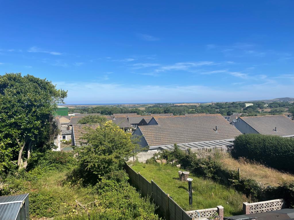 Lot: 102 - BAY FRONTED HOUSE FOR IMPROVEMENT -